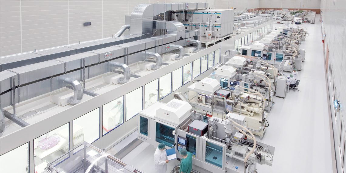 Bei Pöppelmann FAMAC produzieren die Spritzgussmaschinen von außen in den Reinraum hinein, sie können bei Bedarf abgekoppelt und in anderen Bereichen eingesetzt werden. Bild: Pöppelmann