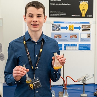 Junge Wissenschaftler mit einem Becher