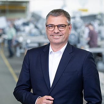 Mann mit Brille im Anzug