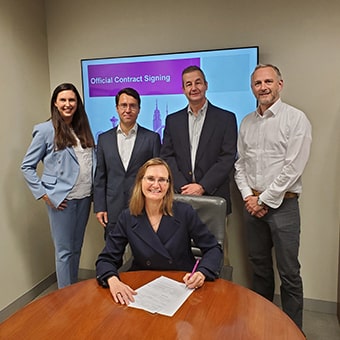 Evonik-Team bei der Vertragsunterzeichnung