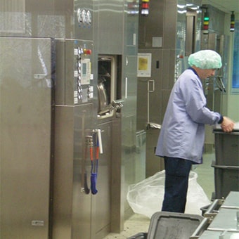 Mann, der ein Haarnetz trägt und in einem Labor arbeitet