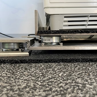 Schwingungsdämpfer sichern Impfstofftransporte