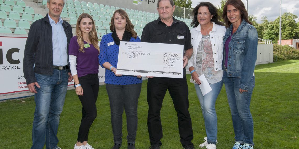 Dr. Georg Pfeifer (Geschäftsführer Optima Nonwovens GmbH), Carolin Schiele (Optima Marketing), Mandy Uhlig und Thomas Fischer (Repräsentanten DKMS), Sabine Gauger und Carmen Spitzenberger (Optima, Marketing).
