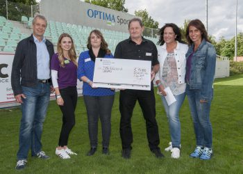 Dr. Georg Pfeifer (Geschäftsführer Optima Nonwovens GmbH), Carolin Schiele (Optima Marketing), Mandy Uhlig und Thomas Fischer (Repräsentanten DKMS), Sabine Gauger und Carmen Spitzenberger (Optima, Marketing).