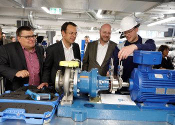 Stefan Pfitzner, Mitarbeiter der Infraserv Höchst Prozesstechnik GmbH, erläutert den Infraserv-Geschäftsführern Jürgen Vormann (Zweiter von rechts) und Dr. Joachim Kreysing (Zweiter von links) im Beisein von Frank Unger, Geschäftsführer Infraserv Höchst Prozesstechnik, an einem Pumpenaggregat, wie mithilfe der Lasertechnik die korrekte Ausrichtung erfolgt und wie Datenbrillen eingesetzt werden.