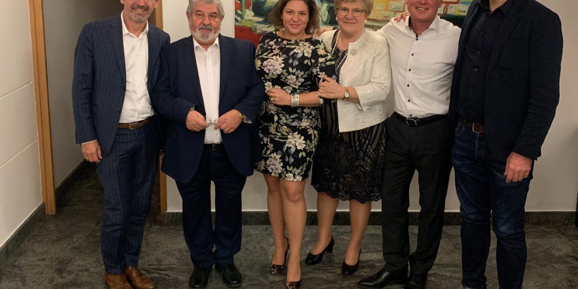 Dr. Michael Faller (Faller Packaging), Dr. János Karancsi, Dr. Lila Karancsi, Dr. Erika Karancsi (Pharma Print), Dr. Marcus Szukalski (Faller Packaging), Tilmann Wild. (Bild: Faller Packaging)