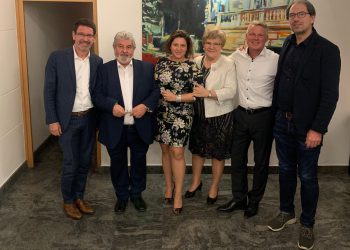 Dr. Michael Faller (Faller Packaging), Dr. János Karancsi, Dr. Lila Karancsi, Dr. Erika Karancsi (Pharma Print), Dr. Marcus Szukalski (Faller Packaging), Tilmann Wild. (Bild: Faller Packaging)