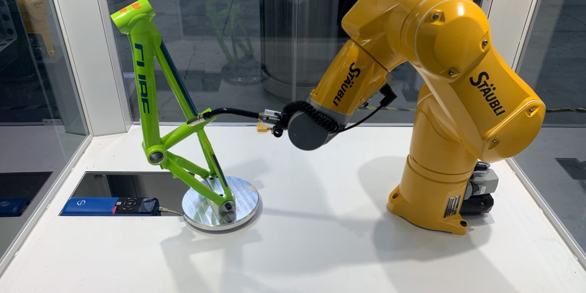 Kooperation: Stäubli erweitert Arbeitsbereich von Robotern mit Achsen von STÖBER