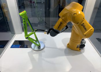 Kooperation: Stäubli erweitert Arbeitsbereich von Robotern mit Achsen von STÖBER