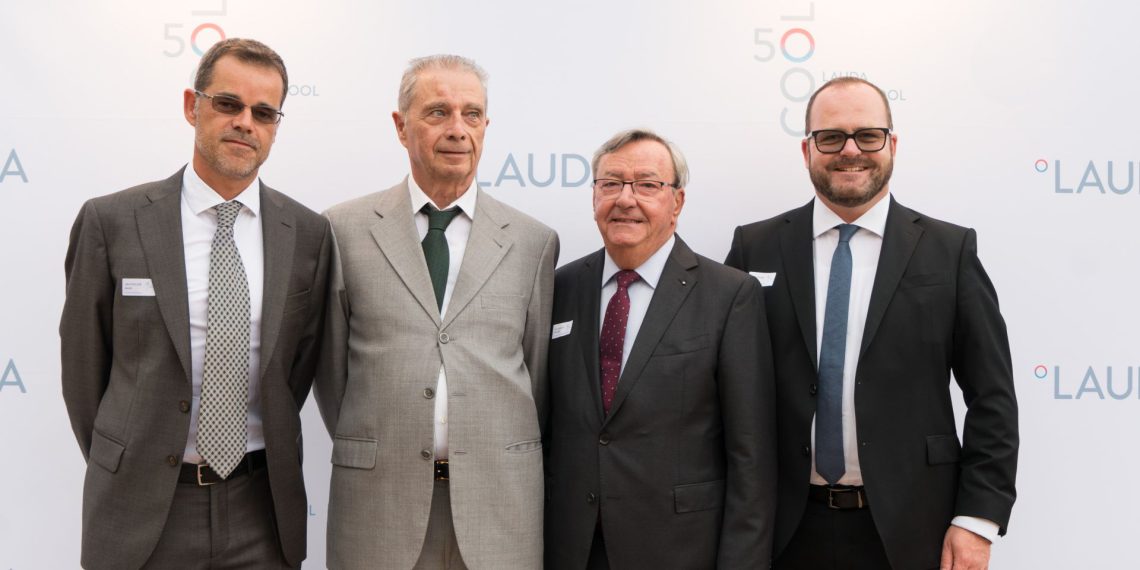 Historisches Zusammentreffen: Zum Jubiläum von Lauda Ultracool gratulierte der Geschäfstführende Gesellschafter, Dr. Gunther Wobser, gemeinsam mit seinem Vater, Dr. Gerhard Wobser dem damaligen Gründer von Lauda Ultracool (damals Chaumeca Iberica), Xavier Escudé Gonzalez und seinem Sohn Xavier Escudé Blasi im spanischen Terrassa (v. r.).