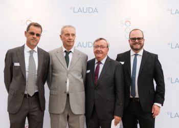 Historisches Zusammentreffen: Zum Jubiläum von Lauda Ultracool gratulierte der Geschäfstführende Gesellschafter, Dr. Gunther Wobser, gemeinsam mit seinem Vater, Dr. Gerhard Wobser dem damaligen Gründer von Lauda Ultracool (damals Chaumeca Iberica), Xavier Escudé Gonzalez und seinem Sohn Xavier Escudé Blasi im spanischen Terrassa (v. r.).