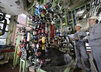 Mitarbeiter am automatisierten Rührwerkskessel