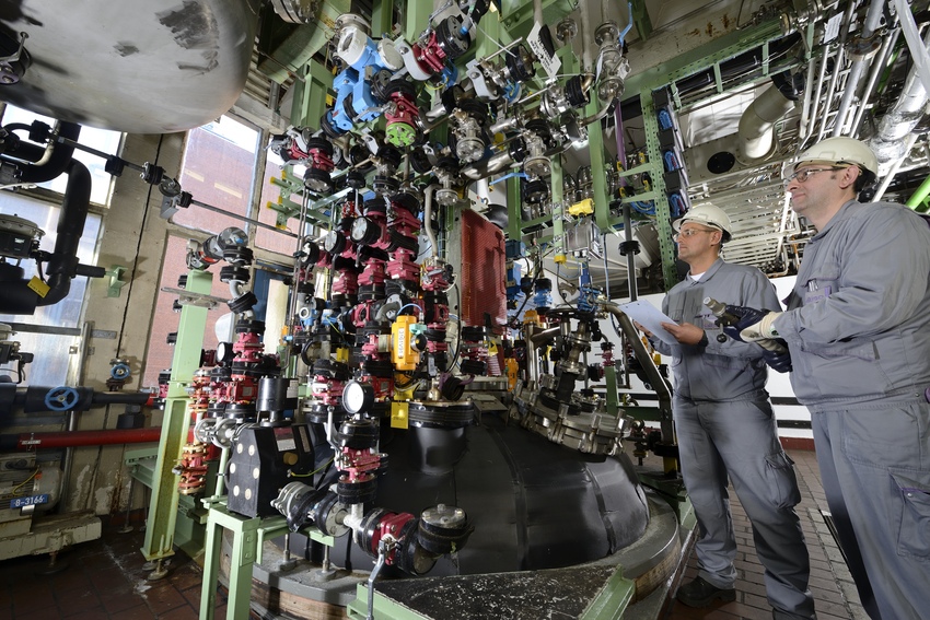 Mitarbeiter am automatisierten Rührwerkskessel