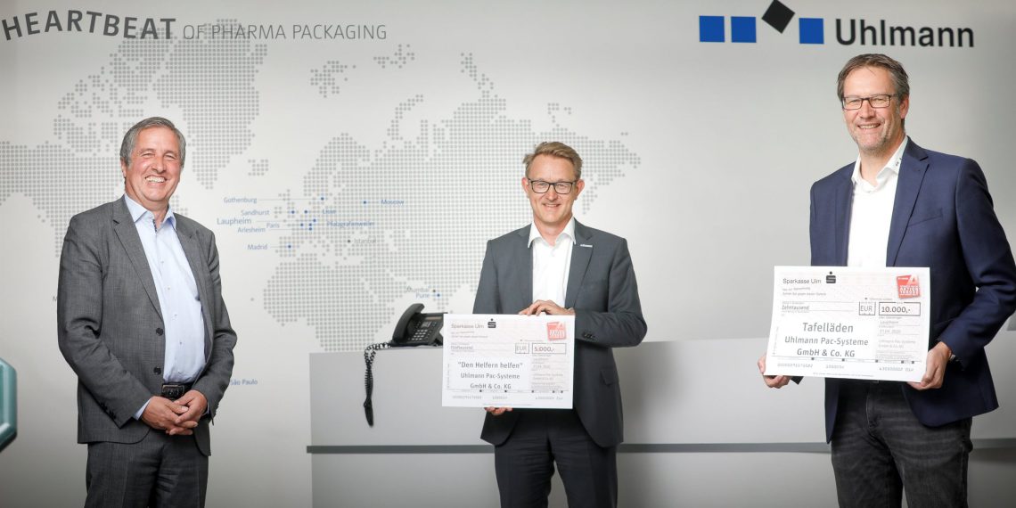 Karl Bacherle, Aktionsleiter der „Aktion 100 000“ (links), nimmt die Spende von Tim Slomp, Technischer Geschäftsführer Uhlmann Pac-Systeme (Mitte) und Michael Mrachacz, Vertriebsgeschäftsführer Uhlmann Pac-Systeme (rechts), in Laupheim entgegen. (Bild: Uhlmann)