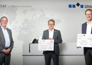 Karl Bacherle, Aktionsleiter der „Aktion 100 000“ (links), nimmt die Spende von Tim Slomp, Technischer Geschäftsführer Uhlmann Pac-Systeme (Mitte) und Michael Mrachacz, Vertriebsgeschäftsführer Uhlmann Pac-Systeme (rechts), in Laupheim entgegen. (Bild: Uhlmann)