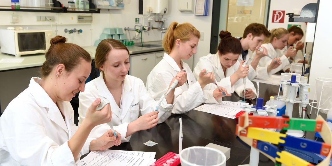 Schulferien im Labor: Einblicke in die Biotechnologie