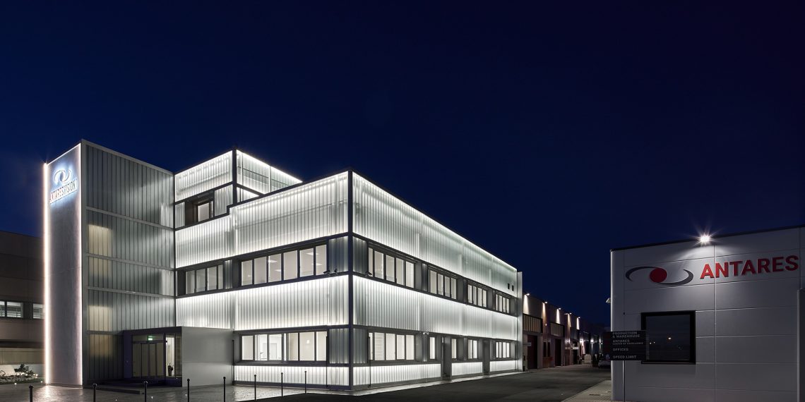 Antares Vision ist Anbieter von Vision-Control-Systemen, Track & Trace-Lösungen und Smart Data Management für Branchen auf der ganzen Welt, sowohl in der Pharmaindustrie, als auch in anderen Sektoren.