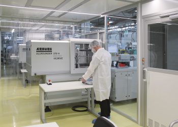 In dem Reinraum CleanCell4.0® können die gefertigten Teile direkt entnommen werden. Bild: Schilling Engineering