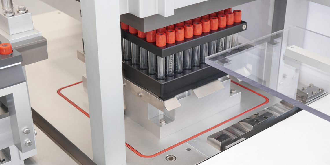 Für medizinische Verbrauchsartikel wie Blutentnahmeröhrchen finden Pharmaunternehmen bei Optima Automation das notwendige Know-how und Komplettlinien für alle Prozessschritte. (Bild: Optima)