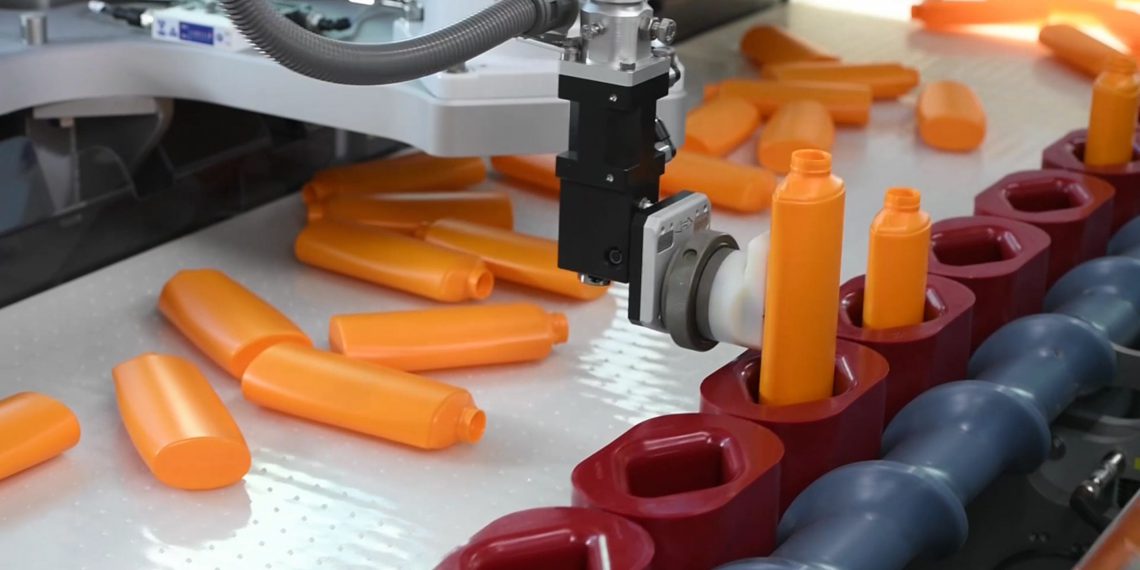 Durch das Ratilight Puck System werden die Flaschen stabil transportiert und können nicht umfallen. (Bild: Rationator Maschinenbau)