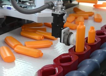 Durch das Ratilight Puck System werden die Flaschen stabil transportiert und können nicht umfallen. (Bild: Rationator Maschinenbau)