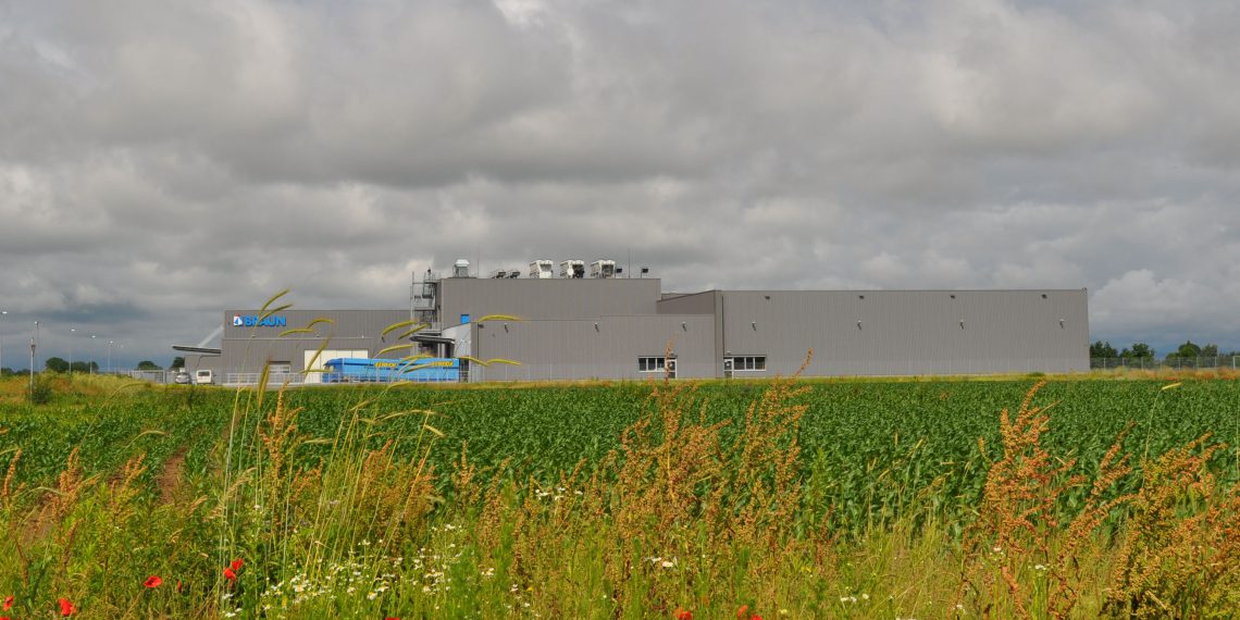 Da die Produktionsgebäude zu klein geworden waren, baute Braunform einen neuen Standort mit zwei Reinräumen für die Kunststoff- und Pharmaproduktion. (Quelle: Braunform)