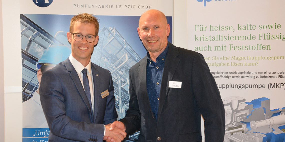 Freuen sich auf eine erfolgreiche Zusammenarbeit: Simon Bolliger (Geschäftsführer der CP Pumpen GmbH) und Frank Sperling (Geschäftsführer der Reichmeister & Herold Pumpenfabrik Leipzig). (Bild: CP Pumpen)