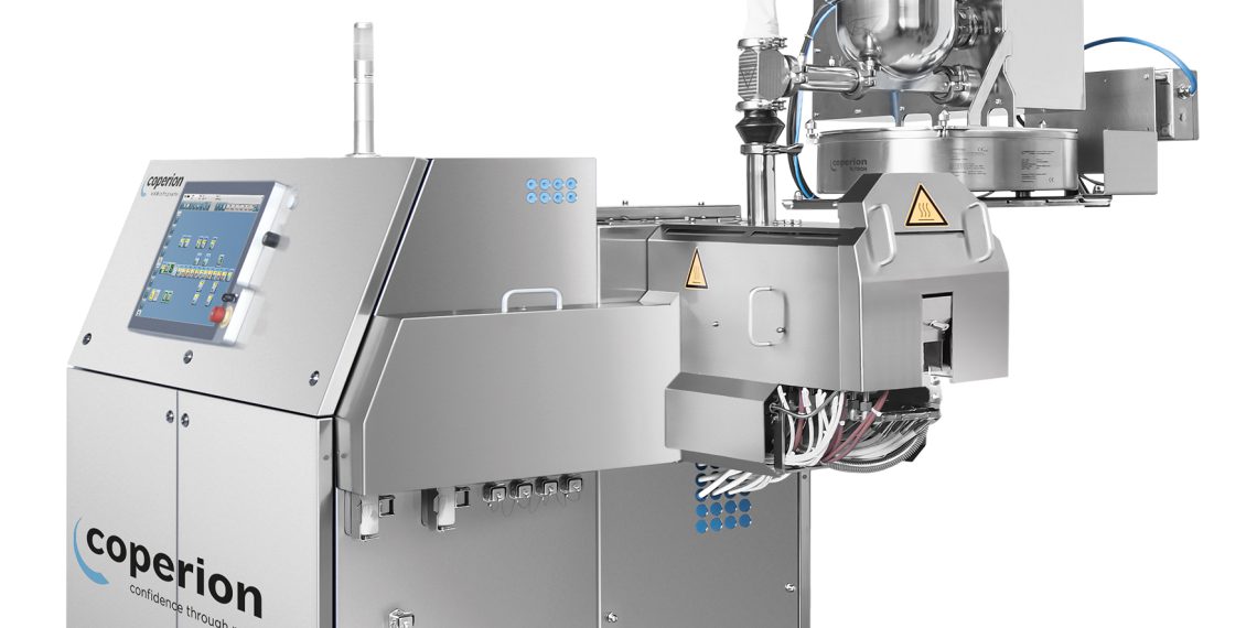 Doppelschneckenextruder ZSK 18 MEGAlab von Coperion mit gravimetrischer Differentialdosierwaage von Coperion K-Tron für Forschung und Entwicklung sowie für kleine Produktionsmengen. Bild: Coperion