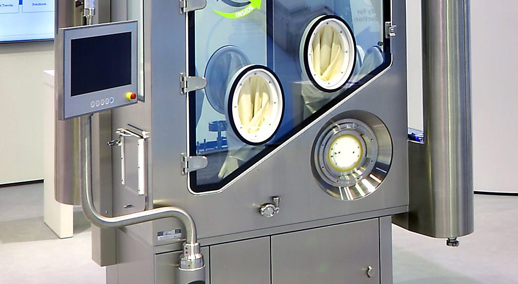 Anschaulich präsentiert Metall+Plastic eine neue Technologie zur Dekontamination von Isolatoren. Bild: Optima