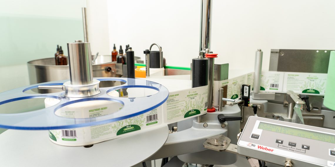 Heilmittel „wilde Karde“ Allgäuer Kardenwelt etikettiert Produkte vollautomatisch mit Geset-Anlage