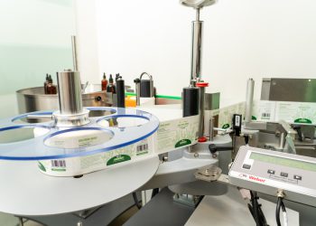 Heilmittel „wilde Karde“ Allgäuer Kardenwelt etikettiert Produkte vollautomatisch mit Geset-Anlage