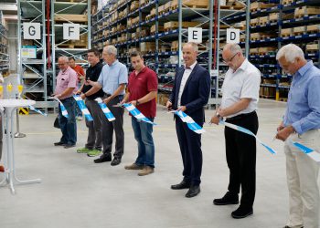 Das traditionelle Durchschneiden des Eröffnungsbandes durfte natürlich nicht fehlen. (Bild: Optima)