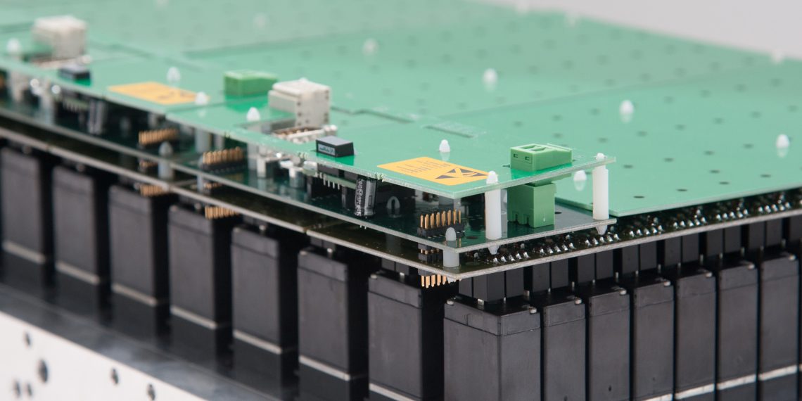 Vollständig geprüfte, kompakte Ventilplatte mit bis zu 240 Einzelventilen übernimmt das Fluidmanagement bei der Chromatographie. Bild: Bürkert