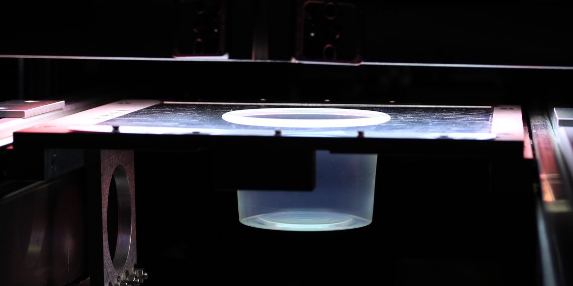 UV-Entkeimung von Kunststoffbechern. Bild: Fraunhofer IVV