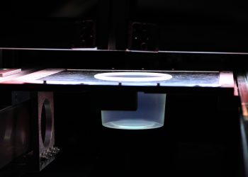 UV-Entkeimung von Kunststoffbechern. Bild: Fraunhofer IVV