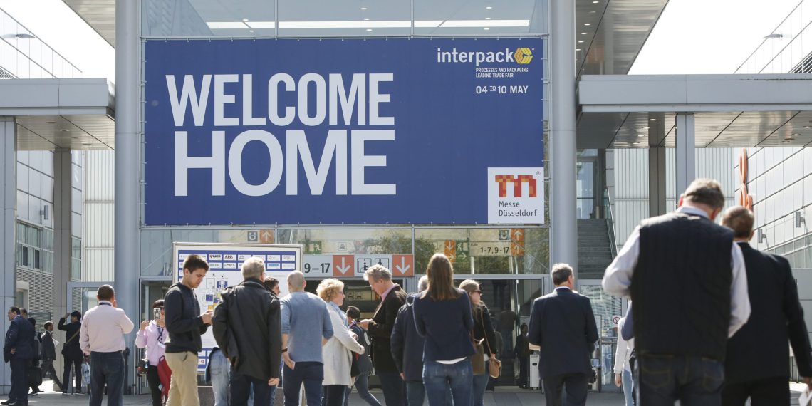 Die interpack 2017 verzeichnet die höchste Ausstellernachfrage in ihrer über 55-jährigen Geschichte. Zum offiziellen Anmeldeschluss der international bedeutendsten Veranstaltung der Verpackungsbranche und der verwandten Prozessindustrie buchten die Unternehmen etwa 20 Prozent mehr Fläche als Kapazitäten auf dem Düsseldorfer Messegelände mit seinen 262.400 Quadratmetern in 19 Hallen zur Verfügung stehen. Daher nehmen vom 04. bis 10. Mai 2017 mehr als 2.860 Aussteller teil. Die Unternehmen kommen aus ca. 55 Ländern nach Düsseldorf. | interpack 2017 is recording the highest demand among exhibitors in its 55 year history. By the official close of registration for this outstanding international event for the packaging industry and related processing industries, exhibitors had booked about 20 per cent more space than was available at the exhibition centre with its 262,400 square metres in 19 halls. Approximately 2,860 exhibitors are therefore participating from 4 to 10 May 2017, coming from about 55 different countries.