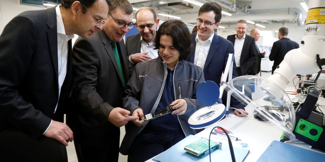 Ein Blick in das neue Competence Center Prozessanalysetechnik: Alexander Becker von Infraserv Prozesstechnik erläutert die Teststation für EMSR-Anlagen. Bild: Infraserv