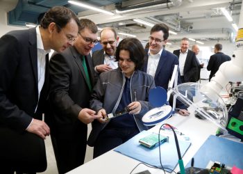 Ein Blick in das neue Competence Center Prozessanalysetechnik: Alexander Becker von Infraserv Prozesstechnik erläutert die Teststation für EMSR-Anlagen. Bild: Infraserv