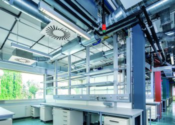 In Laboratorien – und im Besonderen in Digestorien – mit variabler bedarfsgerechter Abluft muss ein schnell reagierendes Regelsystem sicherstellen, dass keine Schadstoffausbrüche entstehen, die die Mitarbeiter durch giftige Gase oder Aerosole gefährden. Bild: Trox