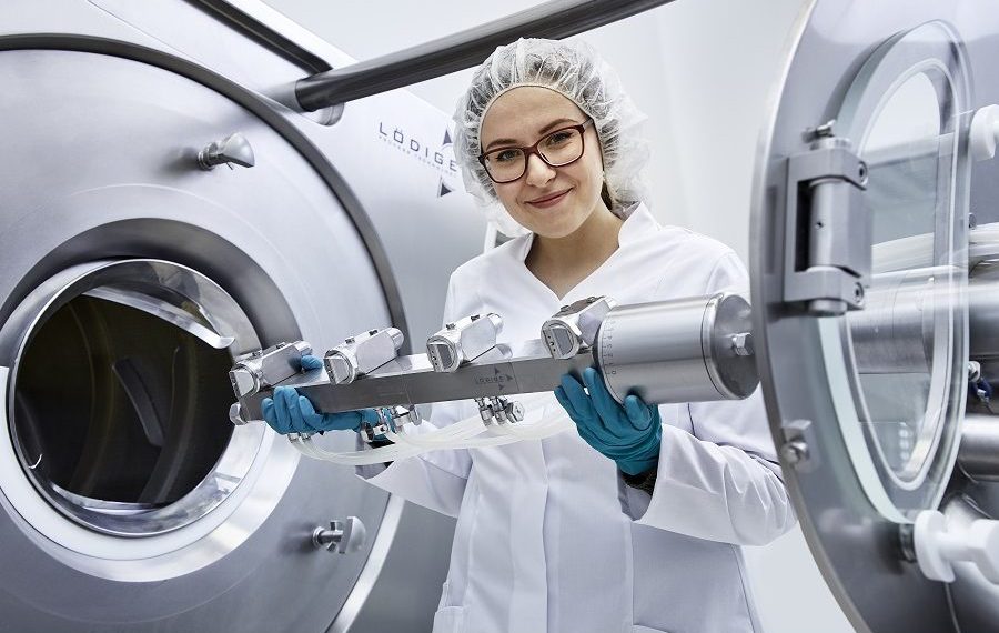 Bei der „Luftführung um die Coatingtrommel“, einem neuen technischen Lösungsansatz zur Steigerung der Prozess- und Tablettenqualität beim Filmcoaten, wird die Luft über ein Verteilerrohr zugeführt und umkreist die Trommel des Coaters, wobei die Luft über einen großen Umfang in die Trommel eintritt. Bild: Lödige