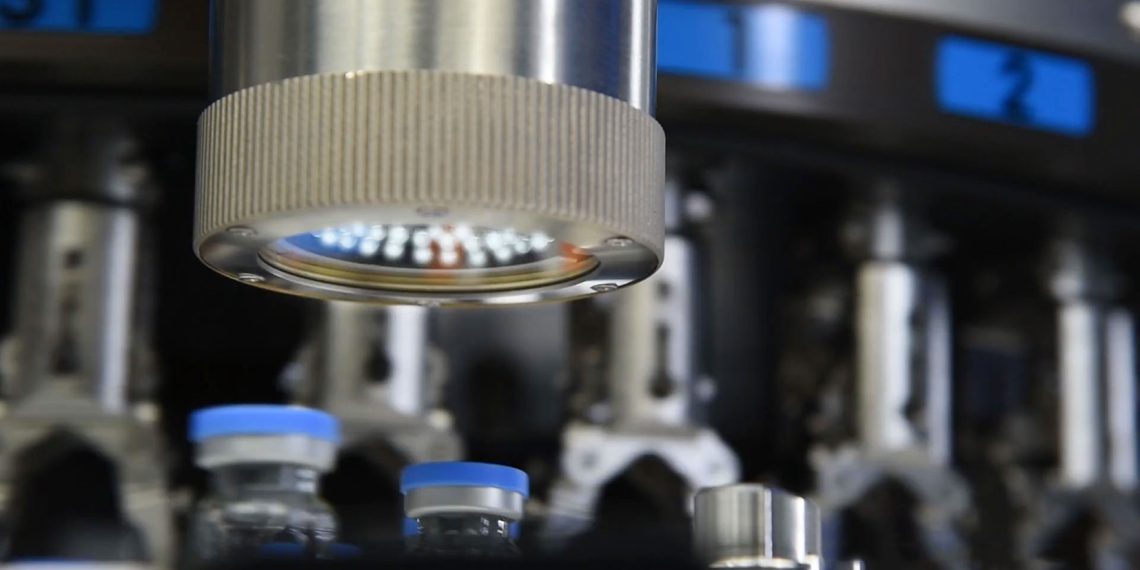 Die Lyo-Check prüft die inhomogenen Oberflächen von lyophilisierten Produkten anhand ihrer hochkomplexen Bildverarbeitungsalgorithmen, die ein Auswerfen von Pseudofehlern vermeiden.