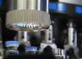 Die Lyo-Check prüft die inhomogenen Oberflächen von lyophilisierten Produkten anhand ihrer hochkomplexen Bildverarbeitungsalgorithmen, die ein Auswerfen von Pseudofehlern vermeiden.