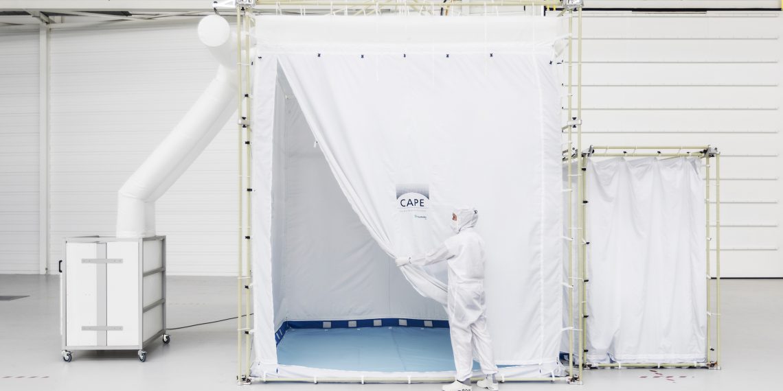 Mit Cape haben Wissenschaftler vom Fraunhofer IPA ein mobiles, zeltähnliches Reinraumsystem entwickelt, das sich in weniger als einer Stunde aufbauen lässt. Bild: Fraunhofer IPA/Foto: Rainer Bez