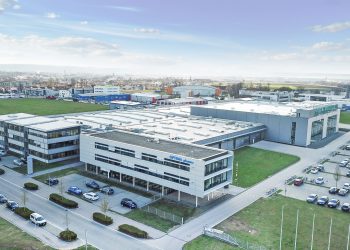 Ende Juni 2019 wurde das CSPE-Center der Optima Pharma Division fertiggestellt – ein 4.600 Quadratmeter großer Bau mit großer strategischer Bedeutung (rechts oben im Bild). Damit lassen sich mehrgeschossige Gesamtanlagen, bestehend aus Füll- und Verschließmaschine sowie Isolator, realisieren. (Bild: Optima)