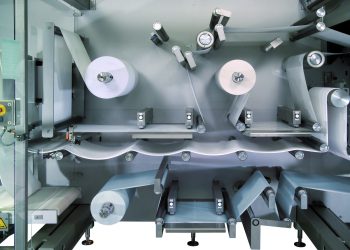 Komplexe Wundauflagen sind in ihrem Bahnspannungs- und Schneidverhalten oftmals eine Herausforderung. Mit den Anlagen von Optima Life Science können diese anspruchsvollen Produkte zuverlässig und sicher verarbeitet werden. (Bild: Optima)