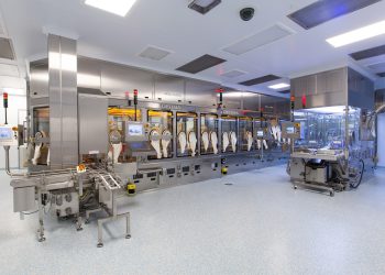 Speziell für kleinere bis mittlere Batches sowie für hochpotente Arzneimittel wurde der Optima Multiuse Filler konzipiert. Für höchste Flexibilität verfügt die modulare Maschinenplattform unter anderem über Robotertechnologie. (Bild: Optima)