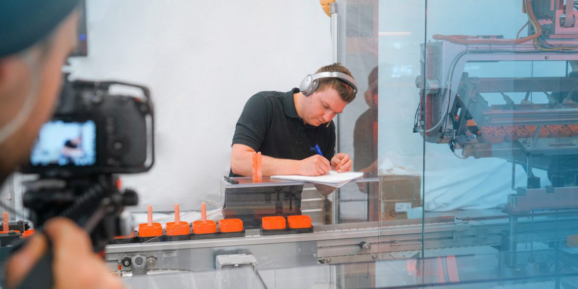 Mitarbeiter von Optima dokumentieren detailliert alle Funktionstests. (Bild: Optima)