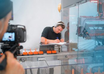 Mitarbeiter von Optima dokumentieren detailliert alle Funktionstests. (Bild: Optima)