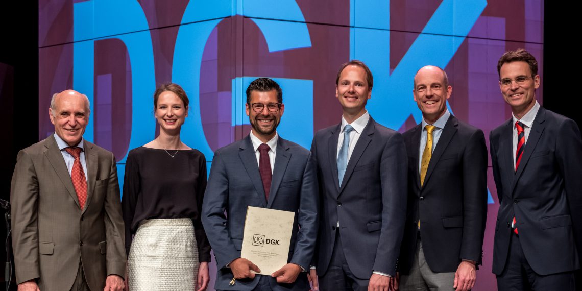 Feierliche Preisverleihung mit (v.l.n.r.) Prof. Dr. Hugo A. Katus, Nele Marlena Lapp, Dr. Holger Winkels, Matthias Lapp, Prof. Dr. Thomas Nordt und Prof. Dr. Stephan Baldus.