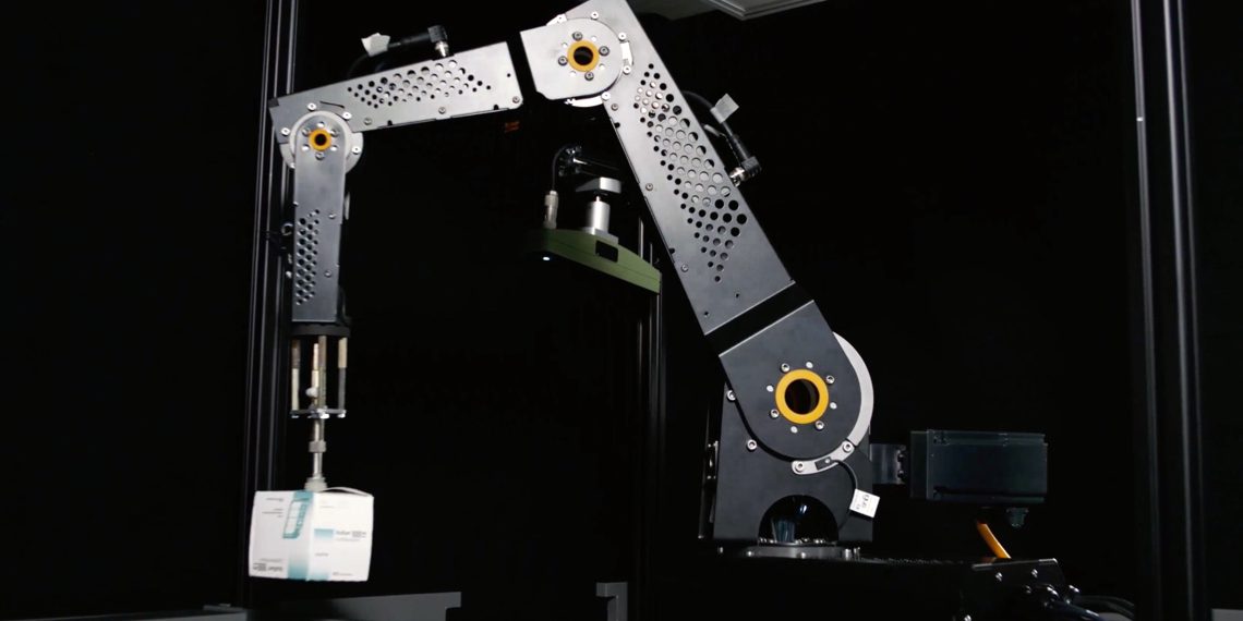 Auf der Expopharm präsentiert Apostore erstmals die neueste Version des Greifarms Pick-&-Place, der bis zu 400 Packungen pro Stunde einlagern kann. Bild: Apostore